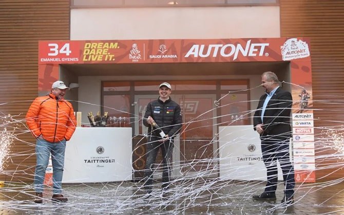 Tűzijátékkal, tortával és persze nagy szeretettel fogadták Gyenes Manit kollégái az Autonetnél. VIDEÓ