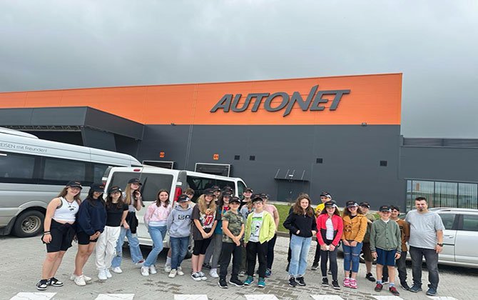 Elevi pasionați de robotică în vizită la centrul logistic Autonet de lângă Turda