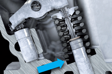 Szeleptörés a ferdén behelyezett szeleprugó miatt (Mahle)