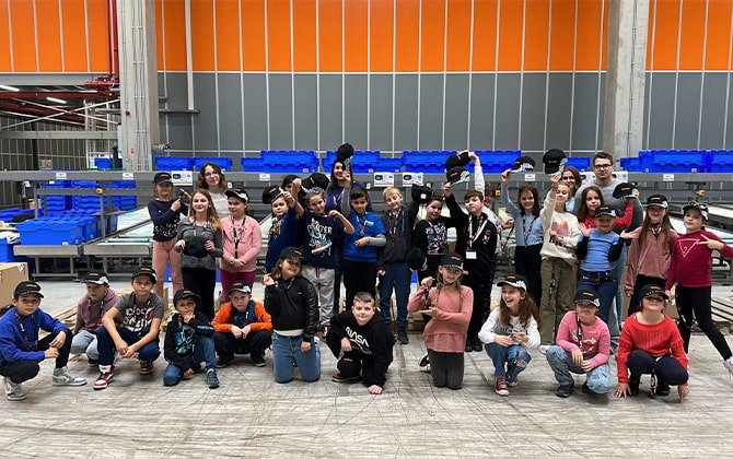 Viitoarea generație de ingineri în robotică a vizitat centrul logistic Autonet de lângă Turda