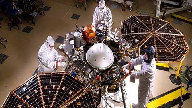 Pe altă planetă: Castrol a ajuns pe Marte cu misiunea NASA InSight